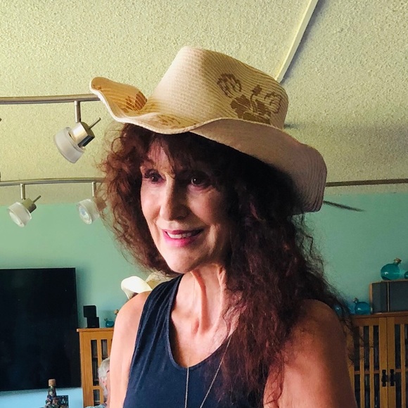 Meet your Posher, Michele - Picture 3 of 16